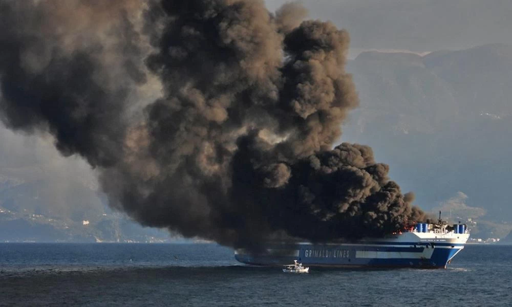 Φωτιά σε πλοίο κοντά στην Κέρκυρα (Βίντεο)
